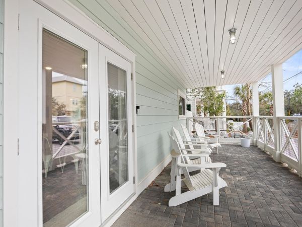 Adorable Beach Vacation Cottage 4 Bedroom Sleeps 11