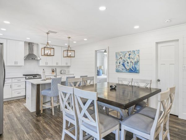 Adorable Beach Vacation Cottage 4 Bedroom Sleeps 11