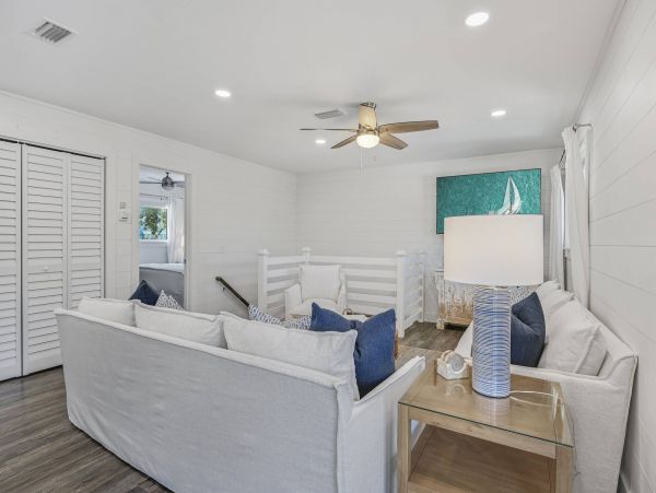 Adorable Beach Vacation Cottage 4 Bedroom Sleeps 11