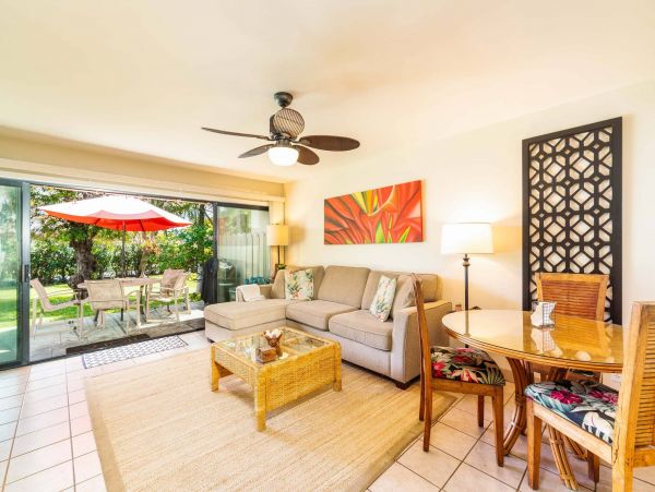 Beautiful Vacation Beach Condo Rental in Lahaina Sleeps 4