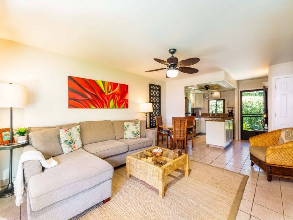 Beautiful Vacation Beach Condo Rental in Lahaina Sleeps 4