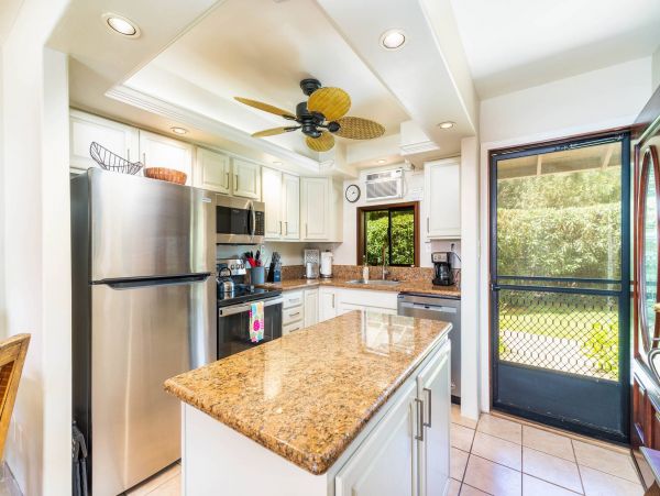 Beautiful Vacation Beach Condo Rental in Lahaina Sleeps 4