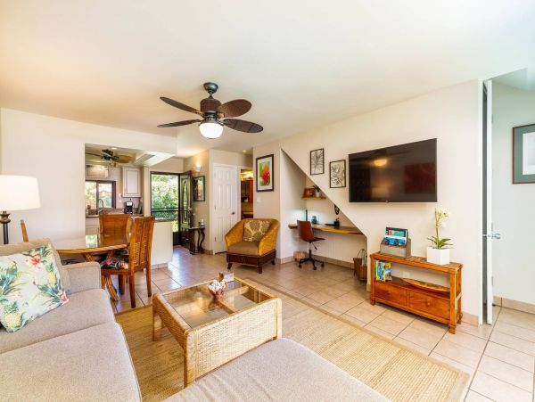 Beautiful Vacation Beach Condo Rental in Lahaina Sleeps 4