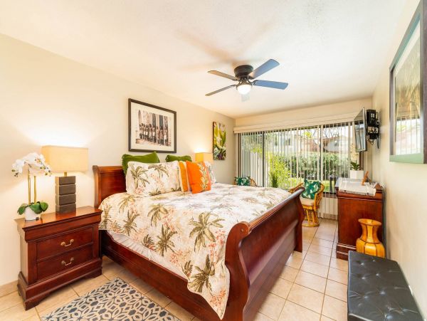 Beautiful Vacation Beach Condo Rental in Lahaina Sleeps 4