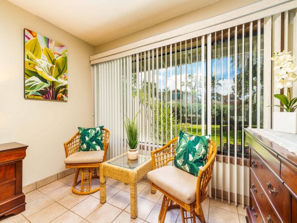 Beautiful Vacation Beach Condo Rental in Lahaina Sleeps 4