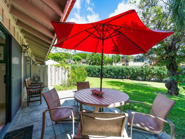 Beautiful Vacation Beach Condo Rental in Lahaina Sleeps 4