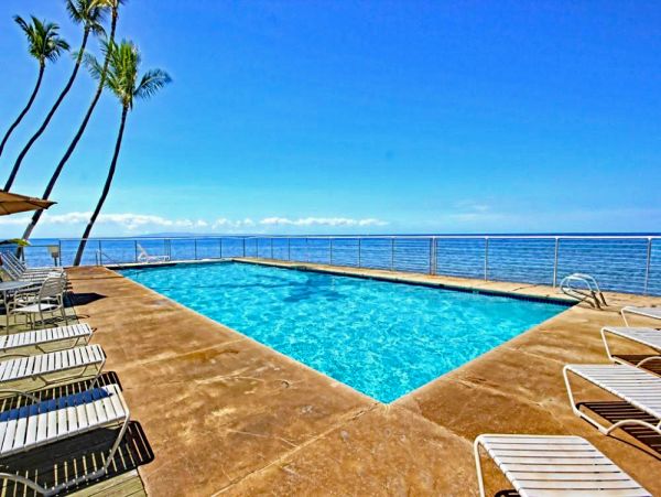 Beautiful Vacation Beach Condo Rental in Lahaina Sleeps 4