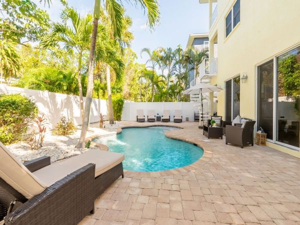 Anna Maria Vacation Pool Home With Four Bedrooms