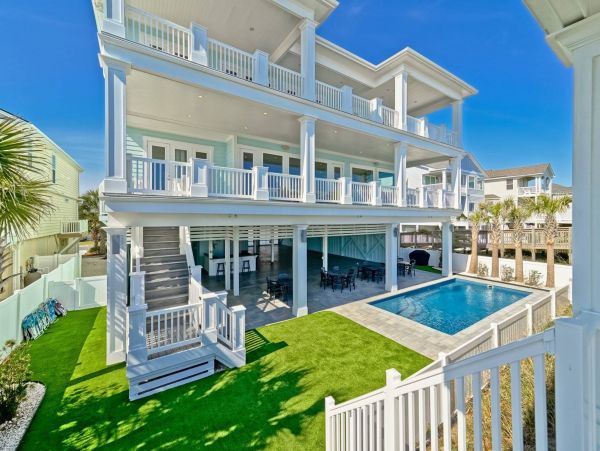 On Beach Vacation Pool Villa 12 Bedroom in Ocean Isle Beach