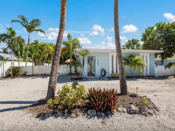 Lovely 3 Bedroom Home Walk to Beach with Private Pool