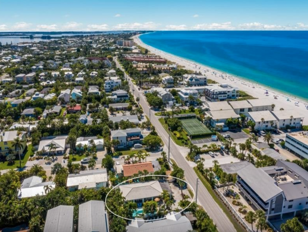 Lovely 3 Bedroom Home Walk to Beach with Private Pool