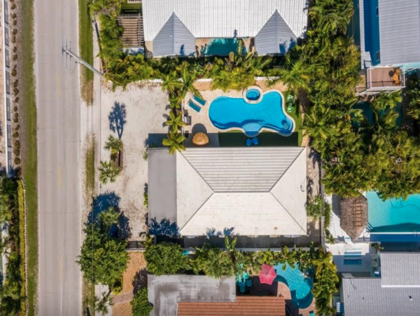 Lovely 3 Bedroom Home Walk to Beach with Private Pool