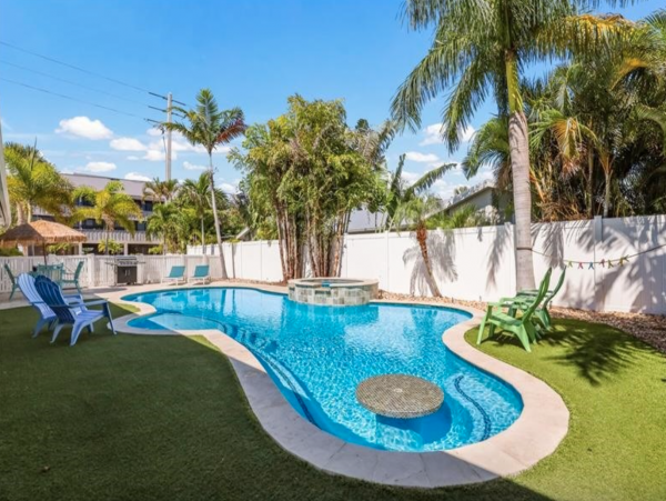 Lovely 3 Bedroom Home Walk to Beach with Private Pool