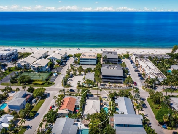 Lovely 3 Bedroom Home Walk to Beach with Private Pool