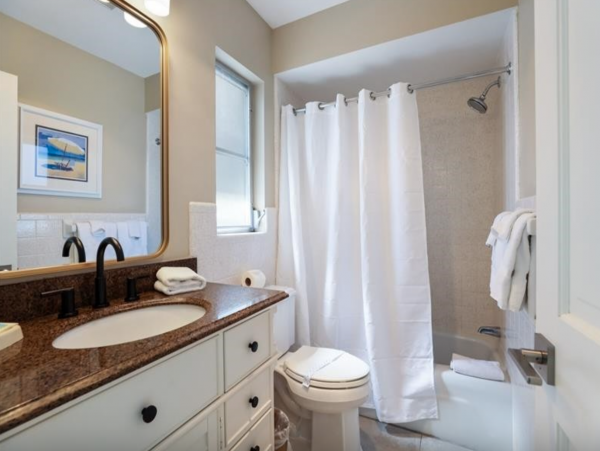 Lovely 3 Bedroom Home Walk to Beach with Private Pool