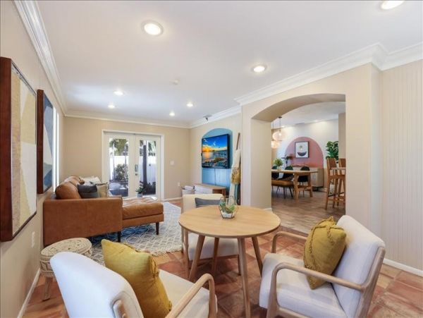 Lovely 3 Bedroom Home Walk to Beach with Private Pool