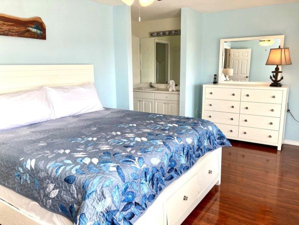 3 Bedroom Holmes Beach Vacation Home Short Walk to Beach