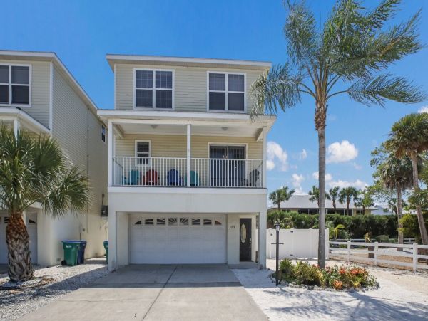 3 Bedroom Holmes Beach Vacation Home Short Walk to Beach