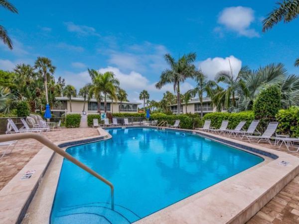 Two Bedroom Condo 0.3 miles from the Beach!