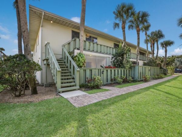 Two Bedroom Condo 0.3 miles from the Beach!