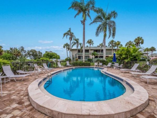 Two Bedroom Condo 0.3 miles from the Beach!