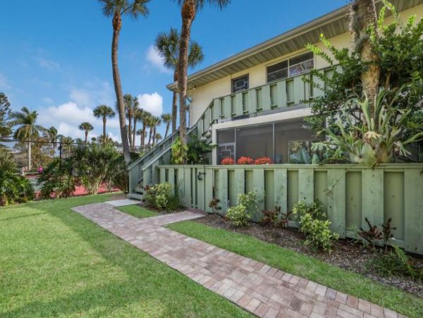Two Bedroom Condo 0.3 miles from the Beach!