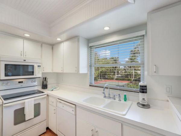 Two Bedroom Condo 0.3 miles from the Beach!