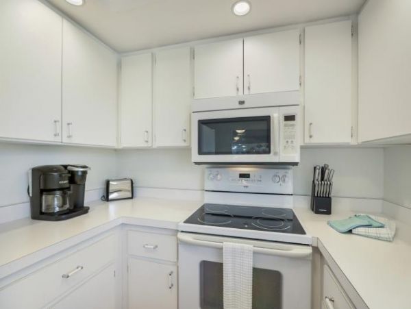 Two Bedroom Condo 0.3 miles from the Beach!