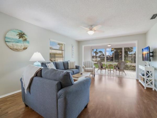 Two Bedroom Condo 0.3 miles from the Beach!