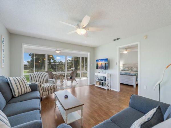 Two Bedroom Condo 0.3 miles from the Beach!