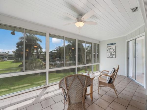 Two Bedroom Condo 0.3 miles from the Beach!