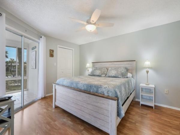 Two Bedroom Condo 0.3 miles from the Beach!