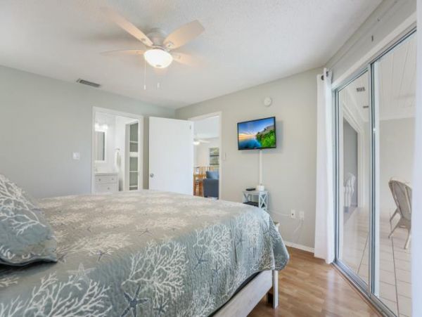 Two Bedroom Condo 0.3 miles from the Beach!