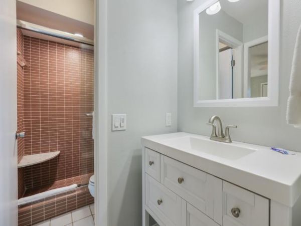 Two Bedroom Condo 0.3 miles from the Beach!