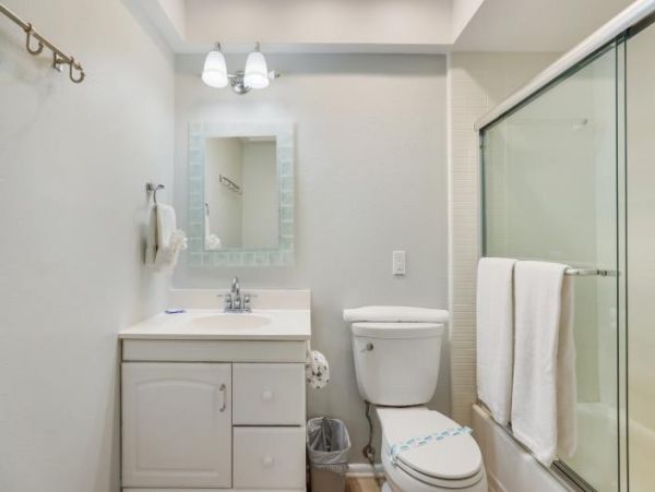 Two Bedroom Condo 0.3 miles from the Beach!