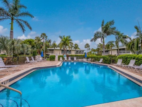 Two Bedroom Condo 0.3 miles from the Beach!