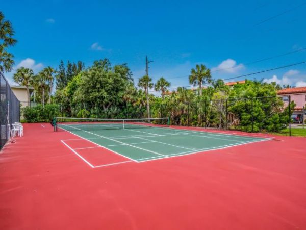 Two Bedroom Condo 0.3 miles from the Beach!
