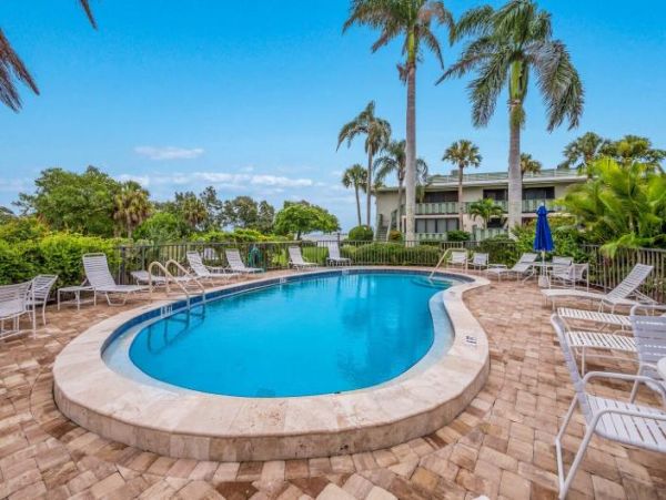Two Bedroom Condo 0.3 miles from the Beach!