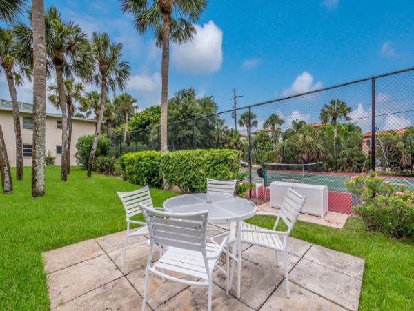 Two Bedroom Condo 0.3 miles from the Beach!