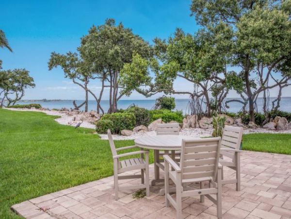 Two Bedroom Condo 0.3 miles from the Beach!