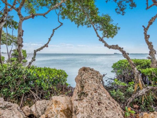 Two Bedroom Condo 0.3 miles from the Beach!