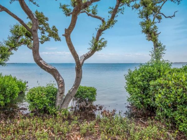 Two Bedroom Condo 0.3 miles from the Beach!