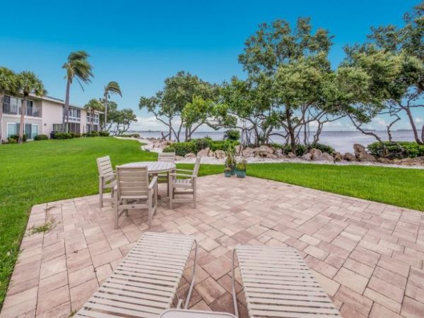 Two Bedroom Condo 0.3 miles from the Beach!