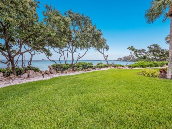 Two Bedroom Condo 0.3 miles from the Beach!