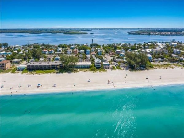 Cute small Beachfront condo in Bradenton Beach sleeps 5 no pool