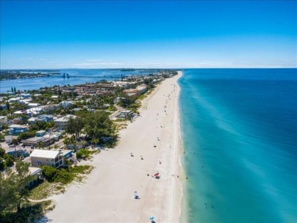 Cute small Beachfront condo in Bradenton Beach sleeps 5 no pool