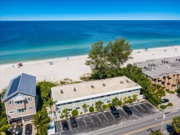 Cute small Beachfront condo in Bradenton Beach sleeps 5 no pool