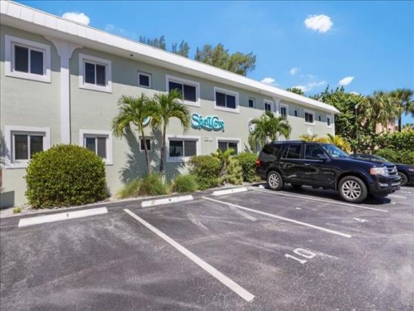 Cute small Beachfront condo in Bradenton Beach sleeps 5 no pool