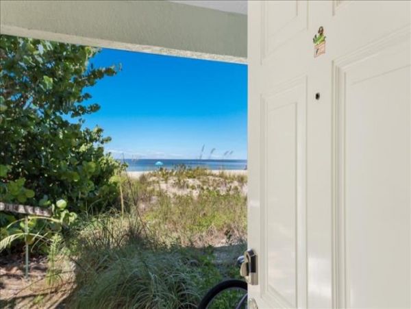 Cute small Beachfront condo in Bradenton Beach sleeps 5 no pool