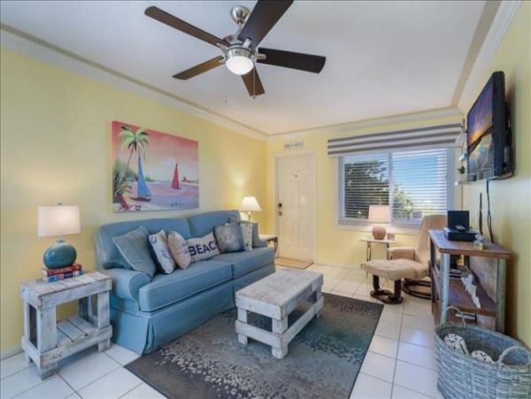 Cute small Beachfront condo in Bradenton Beach sleeps 5 no pool